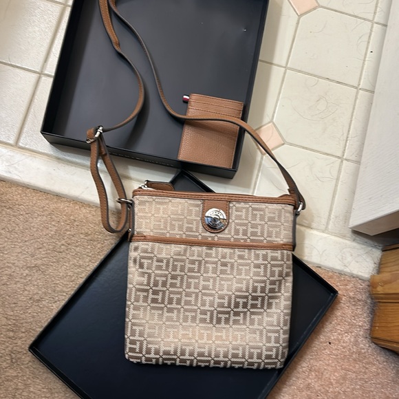 New without tags Tommy Hilfiger crossbody bag with cardholder. - Picture 2 of 6